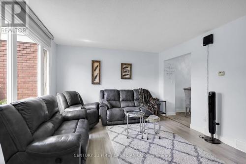 67 Roundhill Court, London, ON - Indoor Photo Showing Living Room