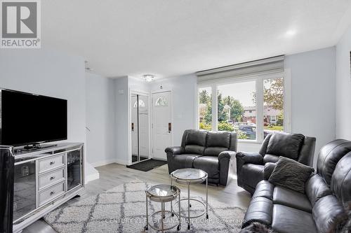 67 Roundhill Court, London, ON - Indoor Photo Showing Living Room
