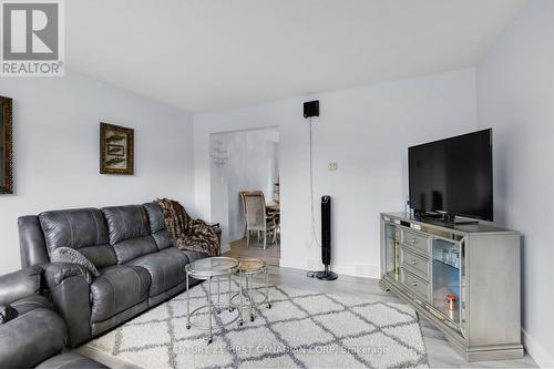 67 Roundhill Court, London, ON - Indoor Photo Showing Living Room