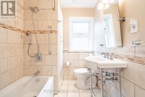 267 East 12Th Street, Hamilton, ON - Indoor Photo Showing Bathroom