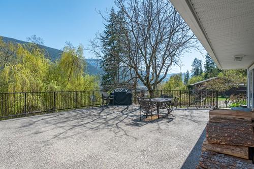 2465 Highway 3A, Nelson, BC - Outdoor