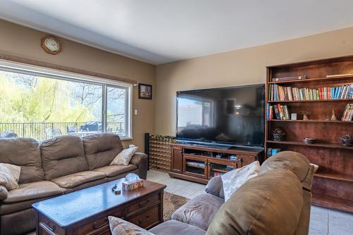 2465 Highway 3A, Nelson, BC - Indoor Photo Showing Living Room