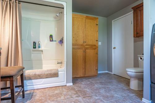 2465 Highway 3A, Nelson, BC - Indoor Photo Showing Bathroom