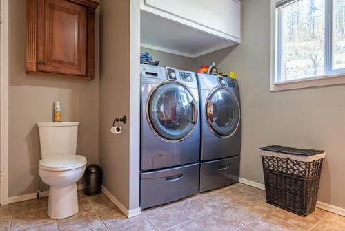 2465 Highway 3A, Nelson, BC - Indoor Photo Showing Laundry Room