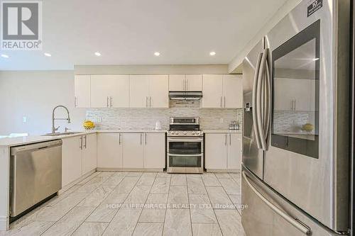 28 Meadow Bush Court, Brampton, ON - Indoor Photo Showing Kitchen