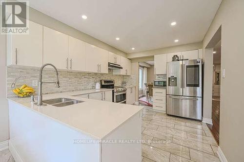 28 Meadow Bush Court, Brampton, ON - Indoor Photo Showing Kitchen With Double Sink With Upgraded Kitchen
