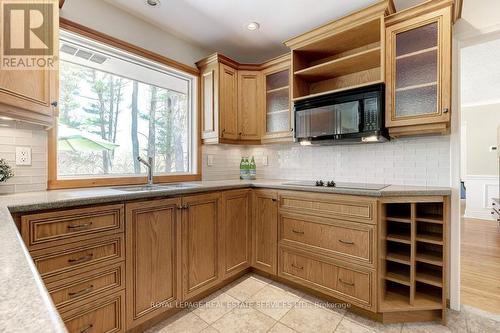 1527 Green Glade, Mississauga, ON - Indoor Photo Showing Kitchen