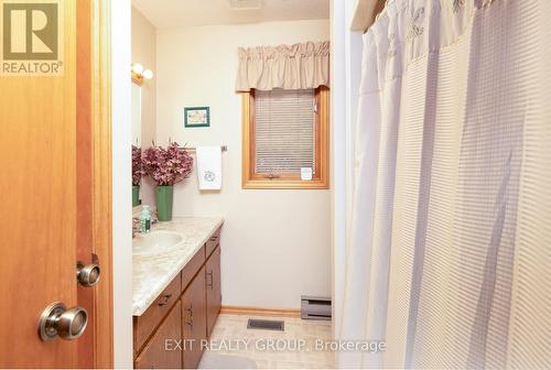 258 Floud'S Bridge Road, Quinte West, ON - Indoor Photo Showing Bathroom