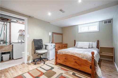 1523 Westminster Place, Burlington, ON - Indoor Photo Showing Bedroom