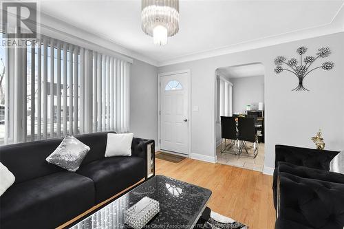 1829 Drouillard Road, Windsor, ON - Indoor Photo Showing Living Room