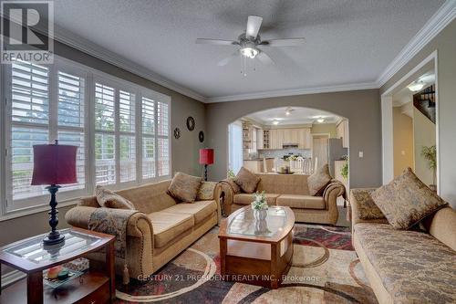 32 Maldives Crescent, Brampton, ON - Indoor Photo Showing Living Room