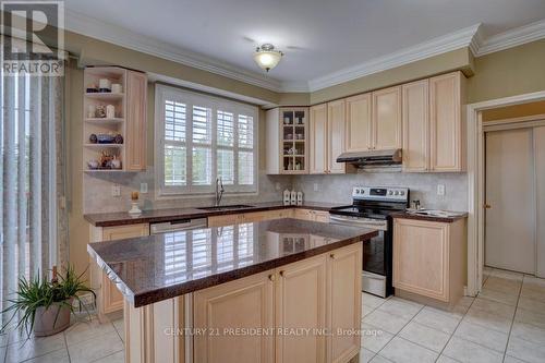 32 Maldives Crescent, Brampton, ON - Indoor Photo Showing Kitchen