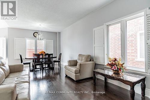 605 Matisse Place, Mississauga, ON - Indoor Photo Showing Living Room