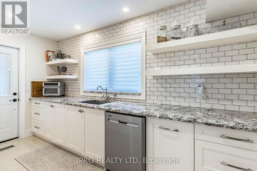 23 Glenbrook Boulevard, Brampton, ON - Indoor Photo Showing Kitchen With Upgraded Kitchen