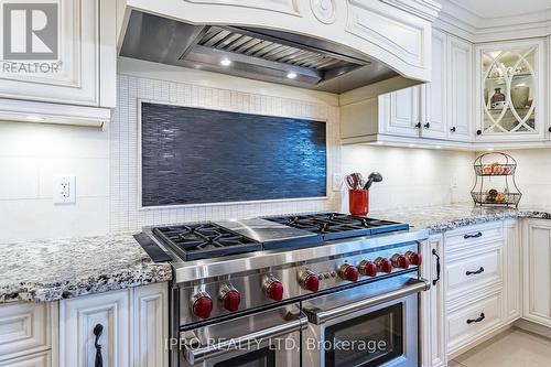 23 Glenbrook Boulevard, Brampton, ON - Indoor Photo Showing Kitchen With Upgraded Kitchen