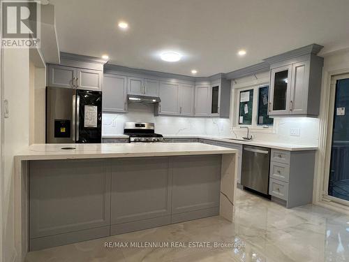 15 Sala Drive, Richmond Hill, ON - Indoor Photo Showing Kitchen With Upgraded Kitchen