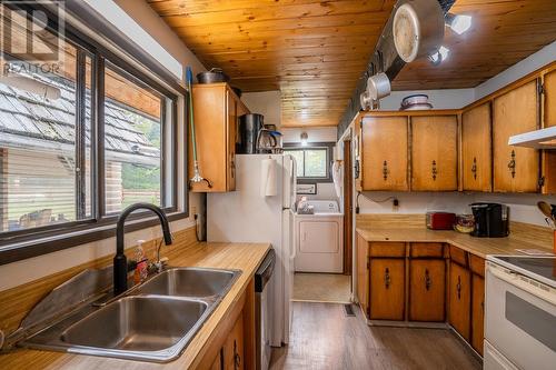 5139 Watson Lake Road, 100 Mile House, BC - Indoor Photo Showing Kitchen With Double Sink