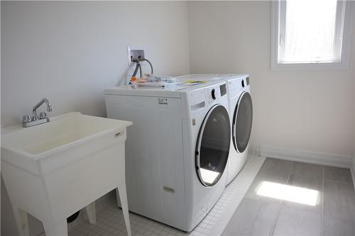 9242 White Oak Avenue, Niagara Falls, ON - Indoor Photo Showing Laundry Room