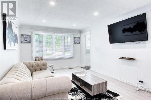 1655 Ford, Windsor, ON - Indoor Photo Showing Living Room