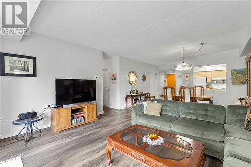 5064 Wyandotte East Unit# 201, Windsor, ON - Indoor Photo Showing Living Room