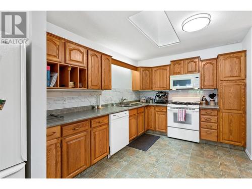 2200 Gordon Drive Unit# 58, Kelowna, BC - Indoor Photo Showing Kitchen With Double Sink