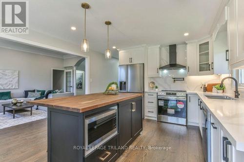 16 Pinehurst Drive, Thames Centre (Dorchester), ON - Indoor Photo Showing Kitchen With Upgraded Kitchen