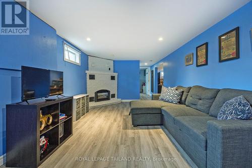 309 Burlington Crescent, London, ON - Indoor Photo Showing Living Room With Fireplace