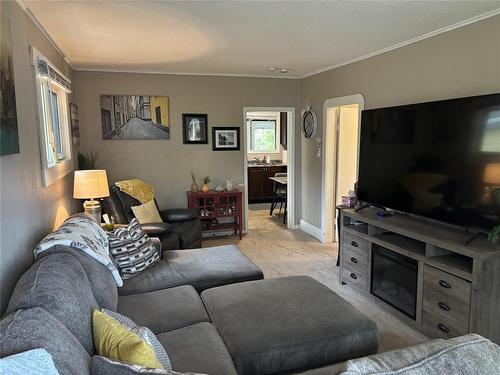 715 7Th Street, Brandon, MB - Indoor Photo Showing Living Room