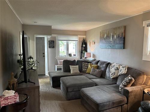 715 7Th Street, Brandon, MB - Indoor Photo Showing Living Room