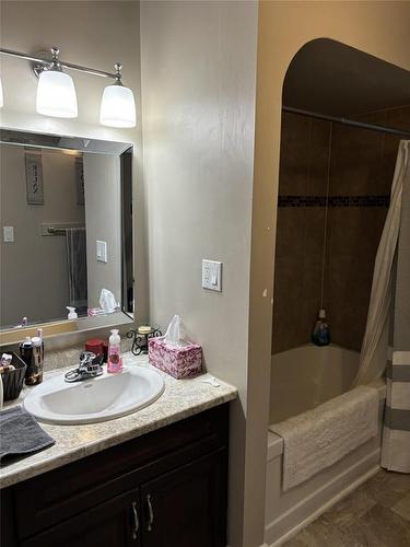 715 7Th Street, Brandon, MB - Indoor Photo Showing Bathroom