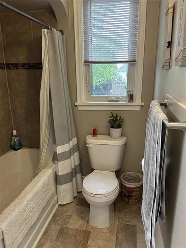 715 7Th Street, Brandon, MB - Indoor Photo Showing Bathroom