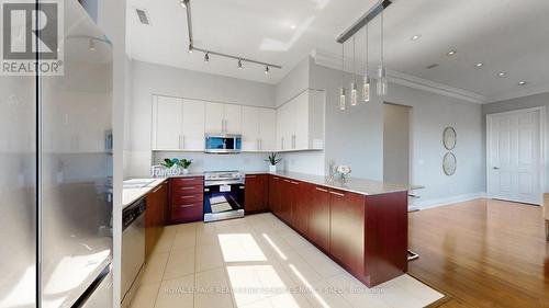 Uph02 - 39 Galleria Parkway, Markham, ON - Indoor Photo Showing Kitchen With Upgraded Kitchen