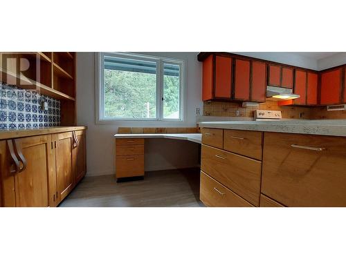 1290 Mackenzie 20 Highway, Hagensborg, BC - Indoor Photo Showing Kitchen