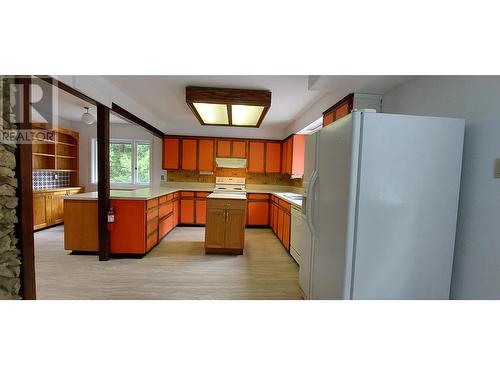 1290 Mackenzie 20 Highway, Hagensborg, BC - Indoor Photo Showing Kitchen