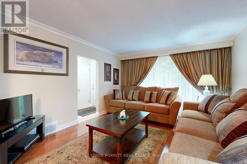 17 College Street, Toronto, ON - Indoor Photo Showing Living Room