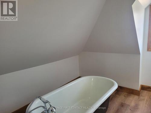 57 Boyne Street, New Tecumseth, ON - Indoor Photo Showing Bathroom