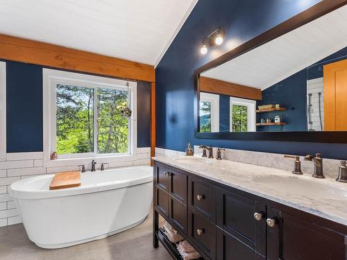 2409 Heffley Louis Cr Rd, Sun Peaks, BC - Indoor Photo Showing Bathroom