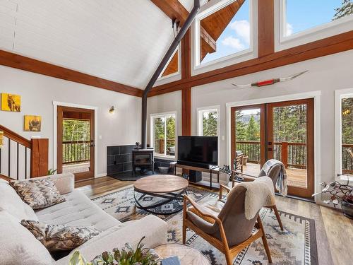 2409 Heffley Louis Cr Rd, Sun Peaks, BC - Indoor Photo Showing Living Room