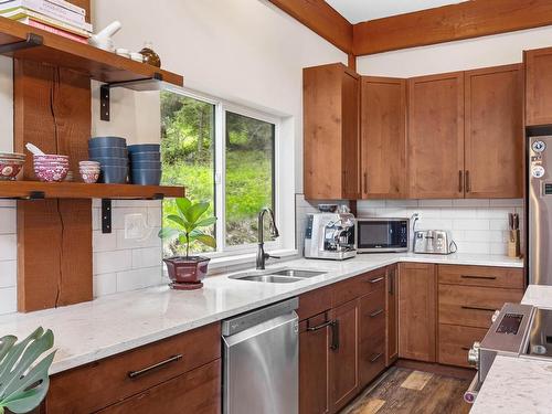 2409 Heffley Louis Cr Rd, Sun Peaks, BC - Indoor Photo Showing Kitchen With Double Sink