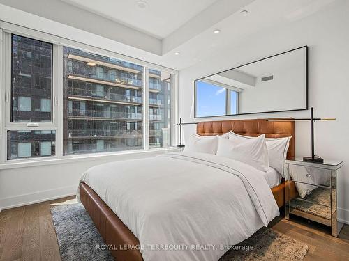 3709E-1926 Lakeshore Blvd W, Toronto, ON - Indoor Photo Showing Bedroom