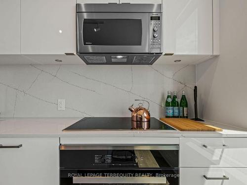 3709E-1926 Lakeshore Blvd W, Toronto, ON - Indoor Photo Showing Kitchen