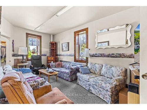 146 Toronto St, Grey Highlands, ON - Indoor Photo Showing Living Room