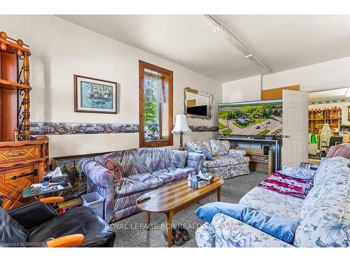 146 Toronto St, Grey Highlands, ON - Indoor Photo Showing Living Room