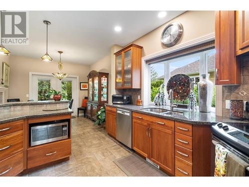 4520 Gallaghers Lookout Unit# 28, Kelowna, BC - Indoor Photo Showing Kitchen With Double Sink