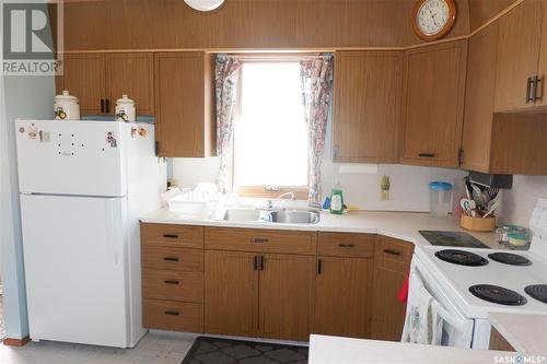 2014 4Th Street N, Rockglen, SK - Indoor Photo Showing Kitchen With Double Sink