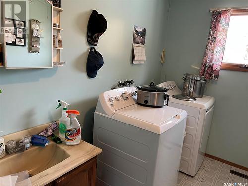 2014 4Th Street N, Rockglen, SK - Indoor Photo Showing Laundry Room