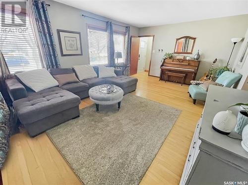 424 6Th Avenue Nw, Swift Current, SK - Indoor Photo Showing Living Room