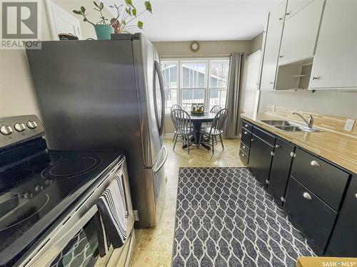 424 6Th Avenue Nw, Swift Current, SK - Indoor Photo Showing Kitchen With Double Sink