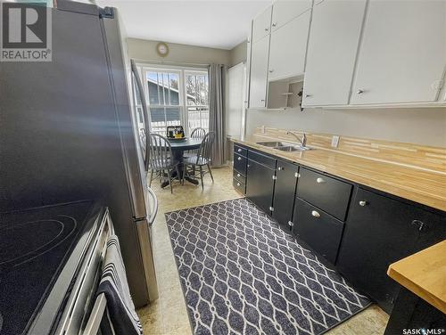 424 6Th Avenue Nw, Swift Current, SK - Indoor Photo Showing Kitchen With Double Sink