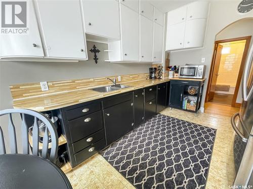 424 6Th Avenue Nw, Swift Current, SK - Indoor Photo Showing Kitchen With Double Sink